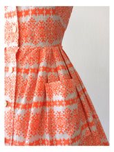 Laden Sie das Bild in den Galerie-Viewer, 1950s - Fabulous Orange Printed Cotton Dress - W27 (68cm)
