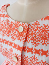 Laden Sie das Bild in den Galerie-Viewer, 1950s - Fabulous Orange Printed Cotton Dress - W27 (68cm)
