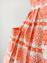 Laden Sie das Bild in den Galerie-Viewer, 1950s - Fabulous Orange Printed Cotton Dress - W27 (68cm)
