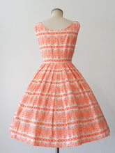Laden Sie das Bild in den Galerie-Viewer, 1950s - Fabulous Orange Printed Cotton Dress - W27 (68cm)
