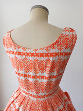 Laden Sie das Bild in den Galerie-Viewer, 1950s - Fabulous Orange Printed Cotton Dress - W27 (68cm)
