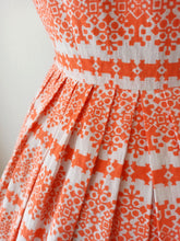 Laden Sie das Bild in den Galerie-Viewer, 1950s - Fabulous Orange Printed Cotton Dress - W27 (68cm)
