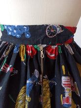Laden Sie das Bild in den Galerie-Viewer, 1940s 1950s - GERMANY - Stunning Linen Novelty Skirt - W27.5 (70cm)
