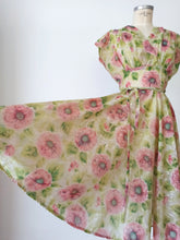 Laden Sie das Bild in den Galerie-Viewer, 1940s - Exquisite Floral Summer Dress - W27 (68cm)
