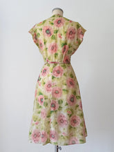 Laden Sie das Bild in den Galerie-Viewer, 1940s - Exquisite Floral Summer Dress - W27 (68cm)
