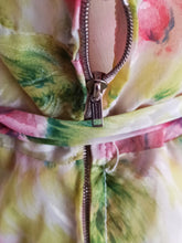 Laden Sie das Bild in den Galerie-Viewer, 1940s - Exquisite Floral Summer Dress - W27 (68cm)
