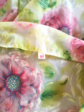 Laden Sie das Bild in den Galerie-Viewer, 1940s - Exquisite Floral Summer Dress - W27 (68cm)
