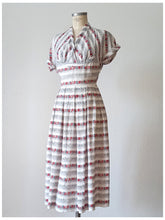 Laden Sie das Bild in den Galerie-Viewer, 1940s - WENDY DRESS - Adorable Rayon Dress - W26 (66cm)

