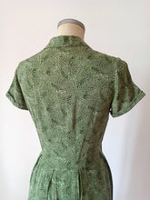 Load image into Gallery viewer, 1940s 1950s - Adorable Olive Green Rayon Dress - W31.5 (80cm)
