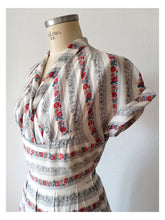 Laden Sie das Bild in den Galerie-Viewer, 1940s - WENDY DRESS - Adorable Rayon Dress - W26 (66cm)
