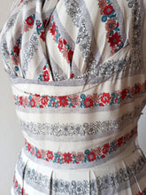 Laden Sie das Bild in den Galerie-Viewer, 1940s - WENDY DRESS - Adorable Rayon Dress - W26 (66cm)
