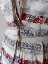Laden Sie das Bild in den Galerie-Viewer, 1940s - WENDY DRESS - Adorable Rayon Dress - W26 (66cm)
