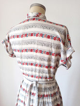 Laden Sie das Bild in den Galerie-Viewer, 1940s - WENDY DRESS - Adorable Rayon Dress - W26 (66cm)
