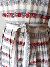 Laden Sie das Bild in den Galerie-Viewer, 1940s - WENDY DRESS - Adorable Rayon Dress - W26 (66cm)
