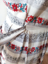 Laden Sie das Bild in den Galerie-Viewer, 1940s - WENDY DRESS - Adorable Rayon Dress - W26 (66cm)
