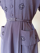 Laden Sie das Bild in den Galerie-Viewer, 1940s - GERMANY - Stunning Beaded Purple Dress - W27 (68cm)

