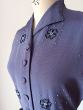 Laden Sie das Bild in den Galerie-Viewer, 1940s - GERMANY - Stunning Beaded Purple Dress - W27 (68cm)
