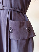 Laden Sie das Bild in den Galerie-Viewer, 1940s - GERMANY - Stunning Beaded Purple Dress - W27 (68cm)

