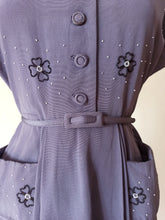 Laden Sie das Bild in den Galerie-Viewer, 1940s - GERMANY - Stunning Beaded Purple Dress - W27 (68cm)
