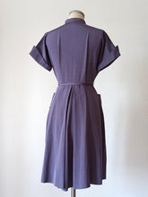 Laden Sie das Bild in den Galerie-Viewer, 1940s - GERMANY - Stunning Beaded Purple Dress - W27 (68cm)
