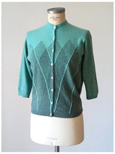 Laden Sie das Bild in den Galerie-Viewer, 1950s - BALLANTYNE, Scotland - Iconic Intarsia Cashmere Cardigan - Sz M
