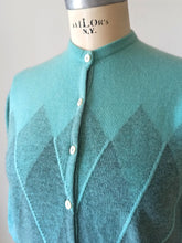 Laden Sie das Bild in den Galerie-Viewer, 1950s - BALLANTYNE, Scotland - Iconic Intarsia Cashmere Cardigan - Sz M
