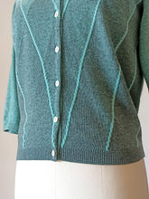 Laden Sie das Bild in den Galerie-Viewer, 1950s - BALLANTYNE, Scotland - Iconic Intarsia Cashmere Cardigan - Sz M
