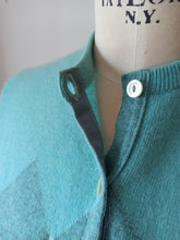 Laden Sie das Bild in den Galerie-Viewer, 1950s - BALLANTYNE, Scotland - Iconic Intarsia Cashmere Cardigan - Sz M
