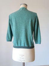 Laden Sie das Bild in den Galerie-Viewer, 1950s - BALLANTYNE, Scotland - Iconic Intarsia Cashmere Cardigan - Sz M
