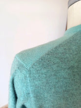 Laden Sie das Bild in den Galerie-Viewer, 1950s - BALLANTYNE, Scotland - Iconic Intarsia Cashmere Cardigan - Sz M
