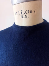 Cargar imagen en el visor de la galería, 1950s - DALTON, USA - Navy Blue Cashmere Jumper - Sz M/L
