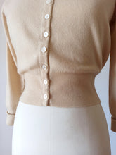 Laden Sie das Bild in den Galerie-Viewer, 1950s - BALLANTYNE, Scotland - Gorgeous Pure Cashmere Cardigan
