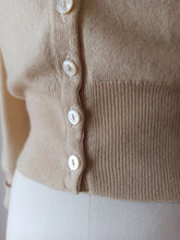 Laden Sie das Bild in den Galerie-Viewer, 1950s - BALLANTYNE, Scotland - Gorgeous Pure Cashmere Cardigan

