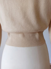 Laden Sie das Bild in den Galerie-Viewer, 1950s - BALLANTYNE, Scotland - Gorgeous Pure Cashmere Cardigan
