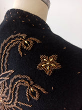 Cargar imagen en el visor de la galería, 1950s 1960s - Stunning Firebirds Beaded Wool Cardigan - Sz M/L
