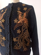 Cargar imagen en el visor de la galería, 1950s 1960s - Stunning Firebirds Beaded Wool Cardigan - Sz M/L

