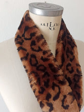 Charger l'image dans la galerie, 1940s – 1950s Leopard Print Fur Stole
