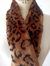 Charger l'image dans la galerie, 1940s – 1950s Leopard Print Fur Stole
