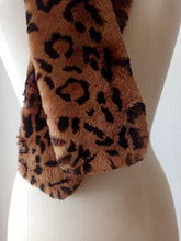 Charger l'image dans la galerie, 1940s – 1950s Leopard Print Fur Stole
