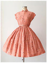Laden Sie das Bild in den Galerie-Viewer, 1950s - Adorable Pink &amp; Black Silk Dress - W27.5 (70cm)
