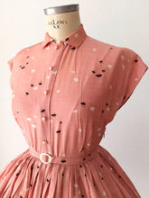 Laden Sie das Bild in den Galerie-Viewer, 1950s - Adorable Pink &amp; Black Silk Dress - W27.5 (70cm)
