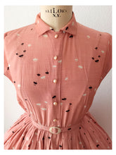 Laden Sie das Bild in den Galerie-Viewer, 1950s - Adorable Pink &amp; Black Silk Dress - W27.5 (70cm)
