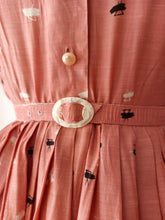 Laden Sie das Bild in den Galerie-Viewer, 1950s - Adorable Pink &amp; Black Silk Dress - W27.5 (70cm)
