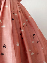 Laden Sie das Bild in den Galerie-Viewer, 1950s - Adorable Pink &amp; Black Silk Dress - W27.5 (70cm)
