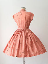 Laden Sie das Bild in den Galerie-Viewer, 1950s - Adorable Pink &amp; Black Silk Dress - W27.5 (70cm)
