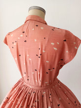 Laden Sie das Bild in den Galerie-Viewer, 1950s - Adorable Pink &amp; Black Silk Dress - W27.5 (70cm)
