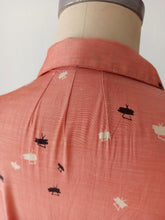Laden Sie das Bild in den Galerie-Viewer, 1950s - Adorable Pink &amp; Black Silk Dress - W27.5 (70cm)
