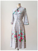 Laden Sie das Bild in den Galerie-Viewer, 1940s - SPARWICK, UK - Outstanding Zippered Front Dress - W28.5 (72cm)
