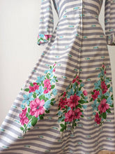 Laden Sie das Bild in den Galerie-Viewer, 1940s - SPARWICK, UK - Outstanding Zippered Front Dress - W28.5 (72cm)
