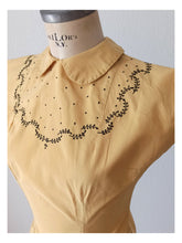 Carica l'immagine nel visualizzatore di Gallery, 1940s 1950s - Stunning Embroidered Cotton Blouse - W27.5 (70cm)
